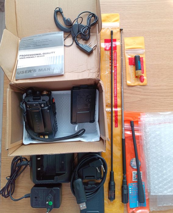 Renumita stație radio Baofeng UV-5R cu 2 baterii și multe accesorii