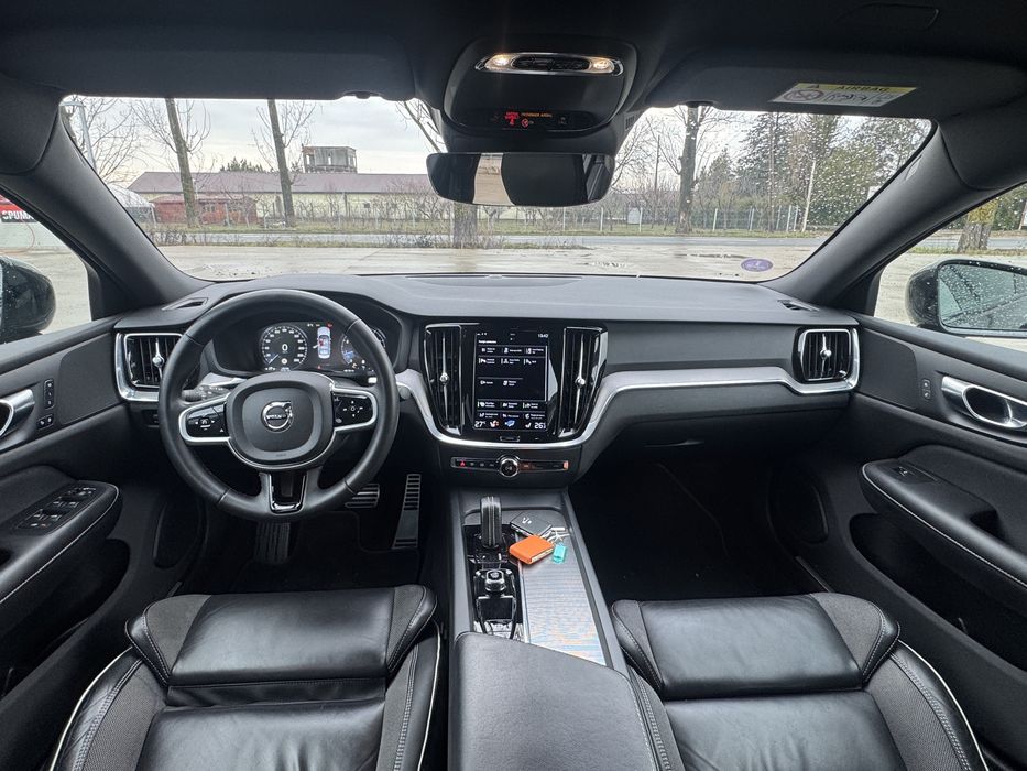 Volvo S60 2022 R design/distronic/camera/keyless/led/lane/side/sc comf