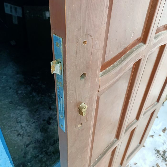 Дверь деревянная