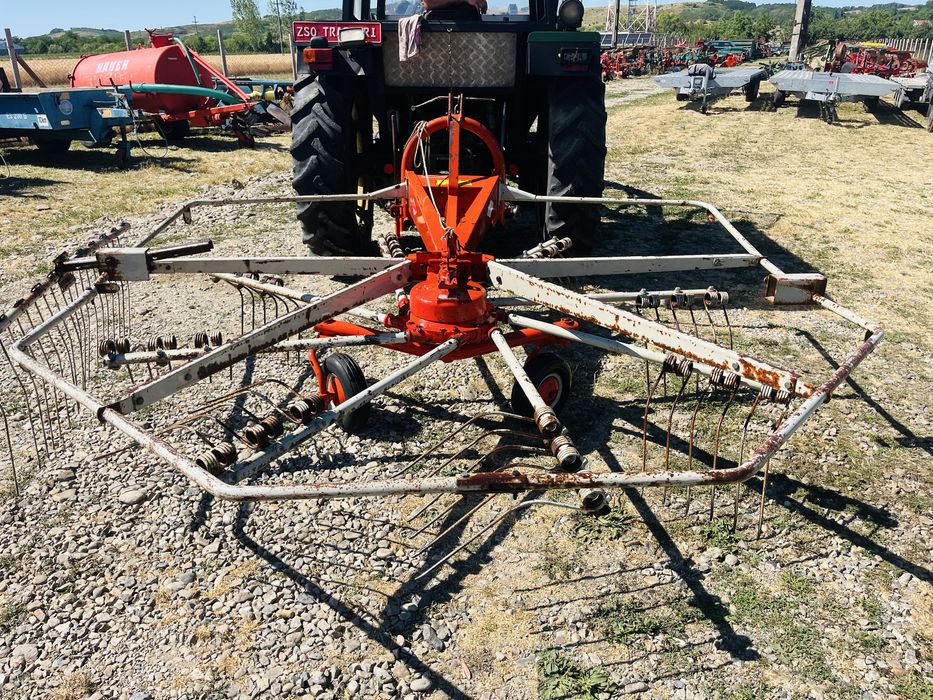Grebla de adunat fan, iarba,lucerna,tip paianjen Kuhn baie de vaselina