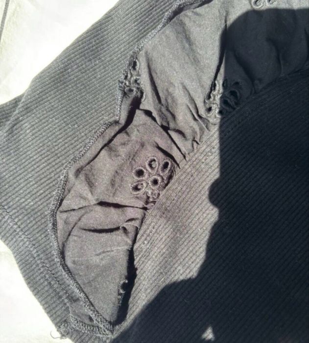 Черен рипсен потник H&M с къдрици