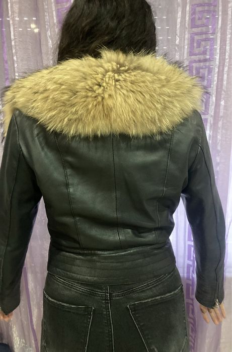 Продавам яке от естествена кожа с яка от лисица