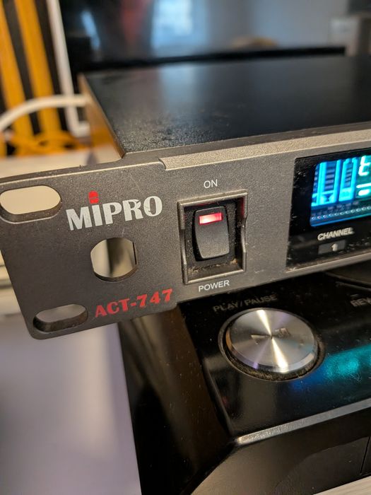 Receptor wireless profesional pentru microfoane, modelul MIPRO ACT-747