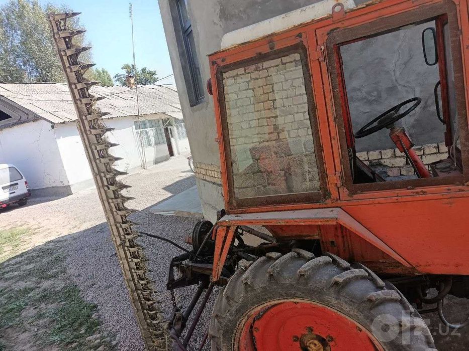 Traktor pat pat sotiladi.
