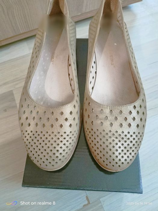 Златисти обувки от естествена кожа