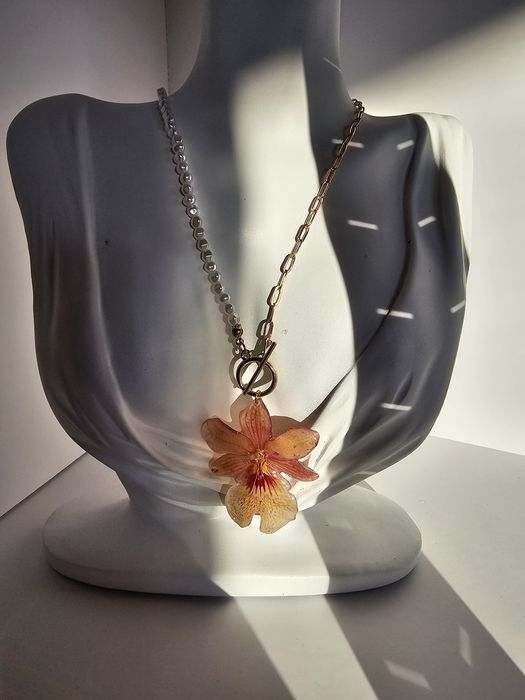 Нежно колие с естествен цвят на орхидея Камбрия.