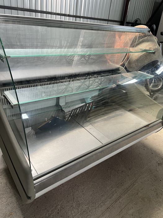 В продаже хохолодильная витрина.
