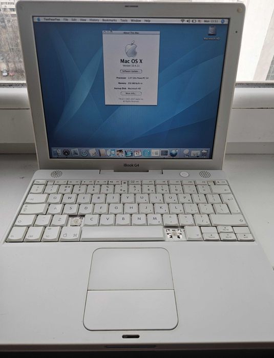 Ретро лаптоп Apple iBook G4