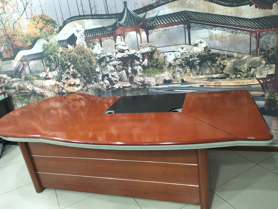 Продам стол  для руководителя , универсальный