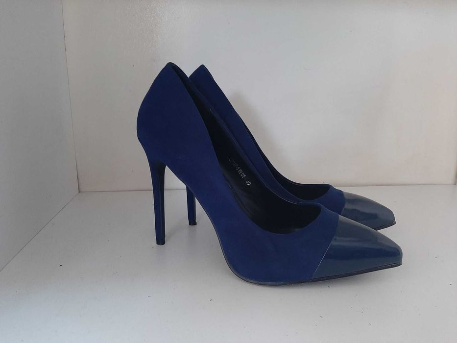 Тъмно сини обувки на ток