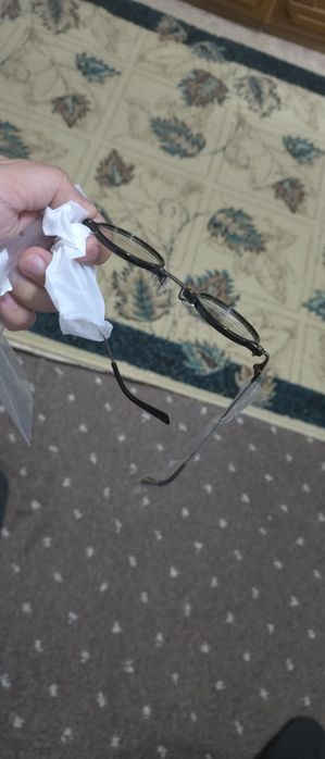 Очки в круглой оправе