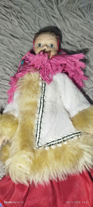 Продам фарфоровую куклу