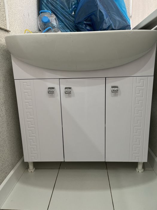 Продам раковину со шкафом 80р