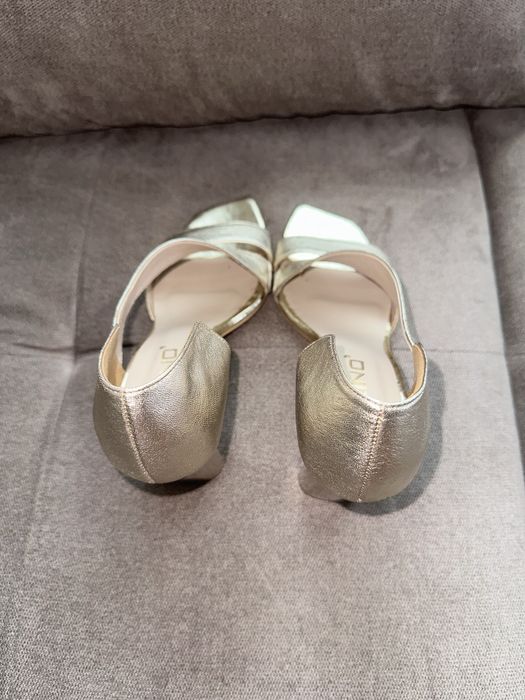 Златисти сандали на висок ток