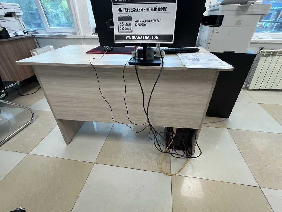 Столы 2 штуки одинковые хорошие