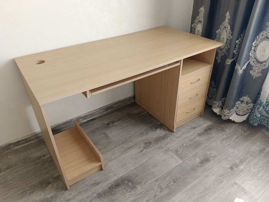 Продам стол письменный