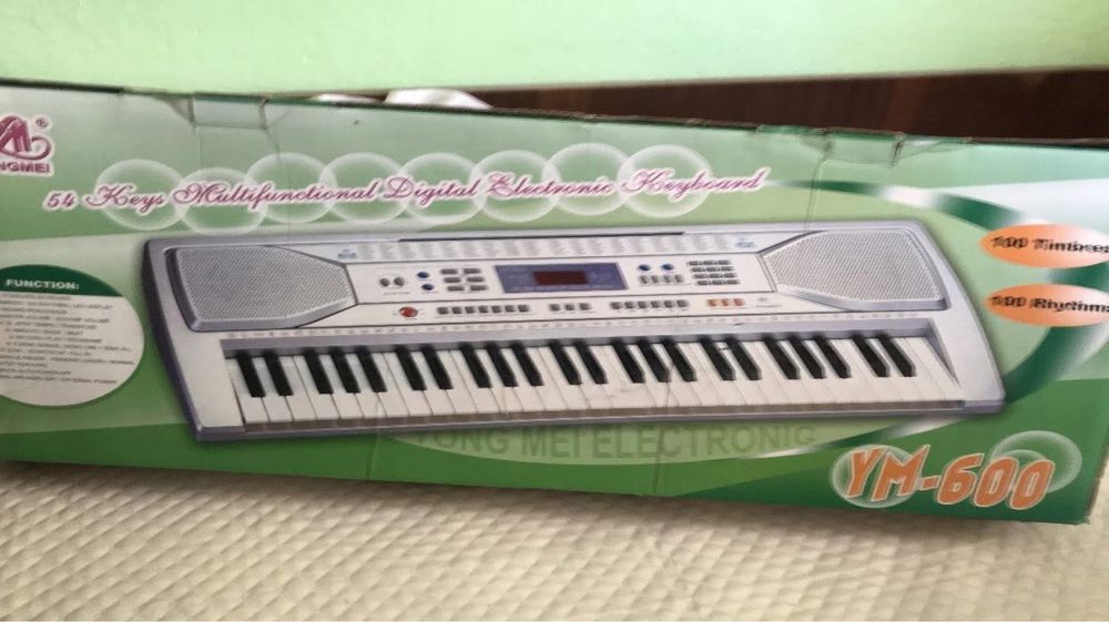 Предлагам почти  нов синтезатор