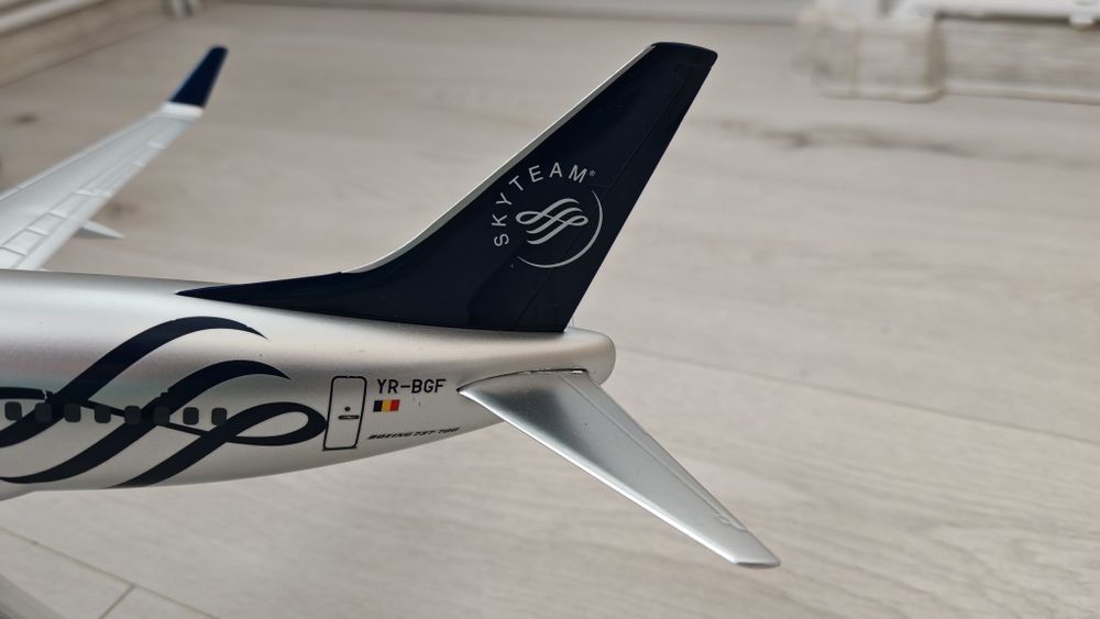 Macheta Boieng 737-700 Tarom Skyteam 1:100