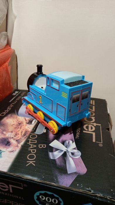 Детский музыкальный паровозик на батарейках.