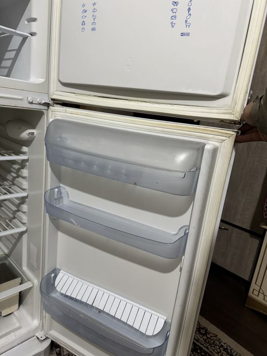 Indesit muzlatgichi sotiladi