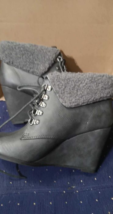 обувки за всяка дама , носеща размер 40