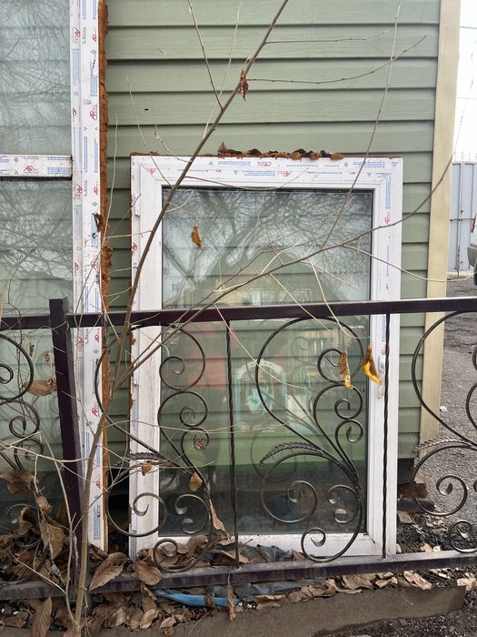 Продам пластиковую дверь и окно