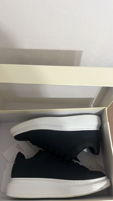 vand alexander mcqueen negru / alb purtati o singura data!