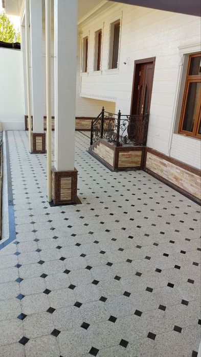 Qiz uxlab yotibdi, boshqasi kokragiga tegadi.