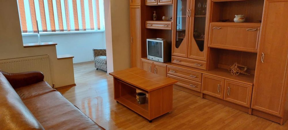 Inchiriez apartament 3 camere in  Fagaras  b-dul Unirii parter