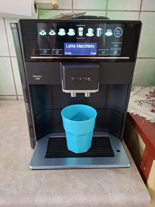 Vând aparat de cafea automat Siemens EQ6 Plus S400, în stare foarte bună, perfect funcțional. Aparatul a fost folosit cu grijă, curățat regulat