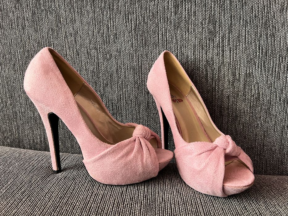 Обувки на висок ток