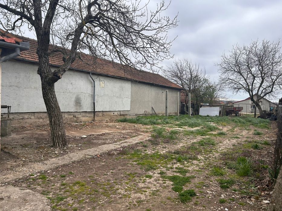 Vând casă  cu 4 camere