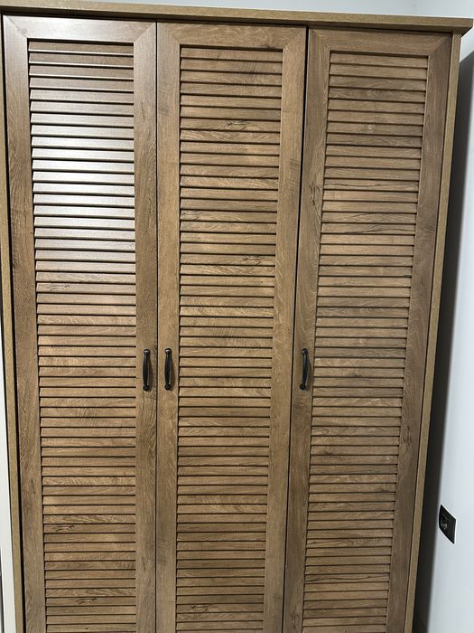 Гардероб  три крила  компактен  неразличим от нов