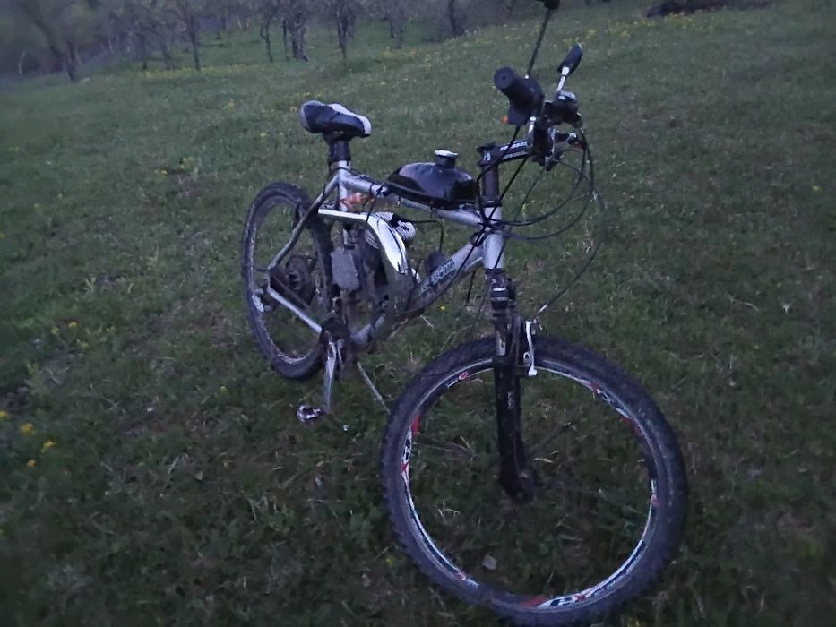 Vand bicicleta cu motor 80cc tuning
