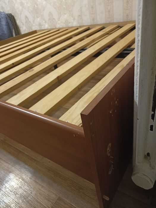 Продам кровать с матрасом