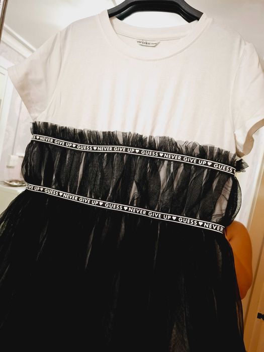 Рокля на марката Guess
