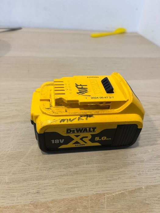 Acumulator Baterie DeWalt XR 5Ah 18V 2024 arată foarte bine și este în stare foarte buna