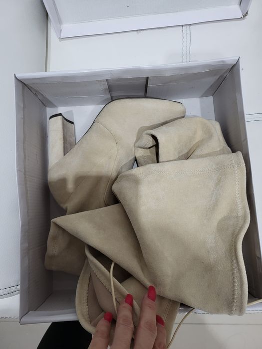 Cizme lungi catifelate bej mar.37 doar 250 lei
Se poate trimite col