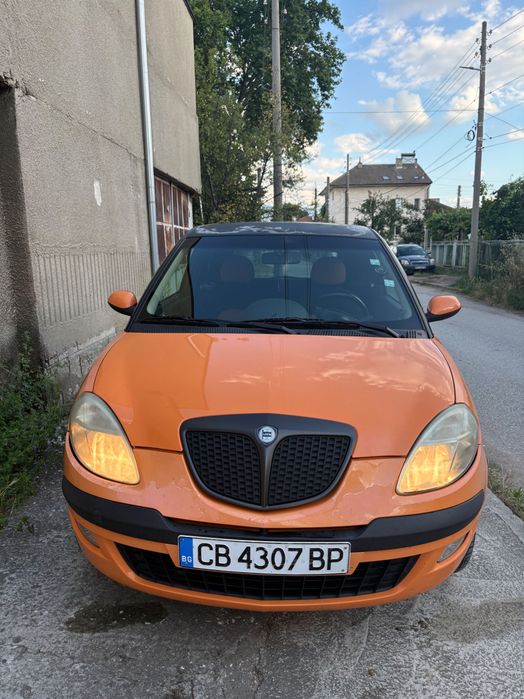 Автомобил Lancia Ypsilon
