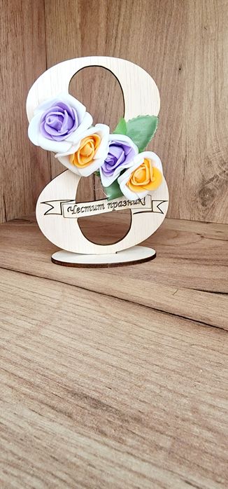 Дървени осмици с цветна декорация