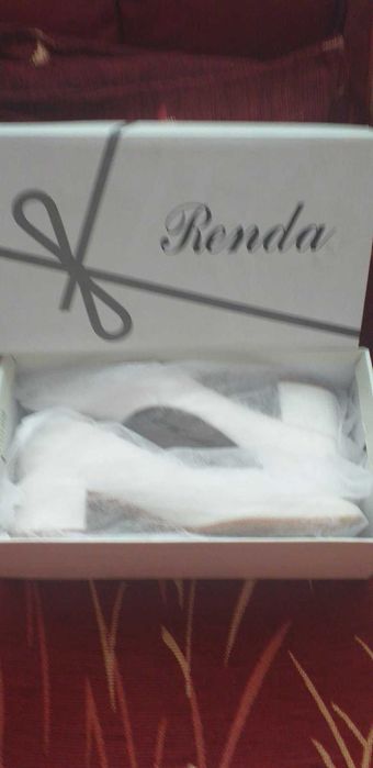 Бели обувки с широк удобен ток