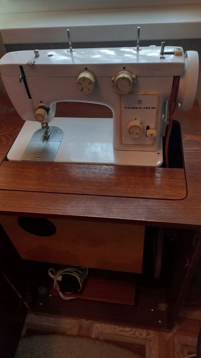 Швейная машинка Чайка 142 М вхорошем состоянии кабинкаа142М