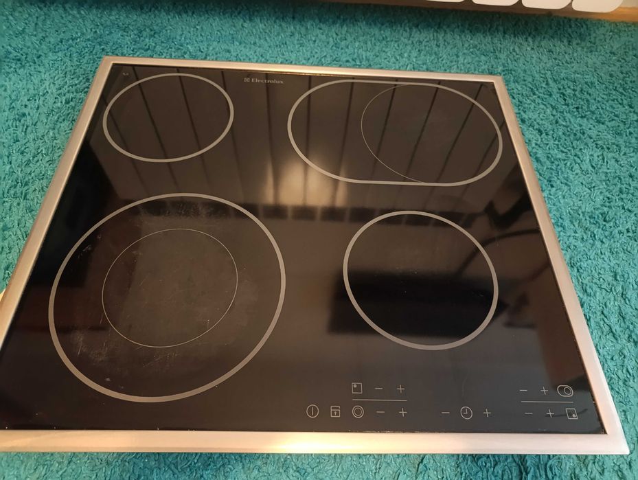 Продавам стъклокерамичен плот Electrolux EHS 60160X