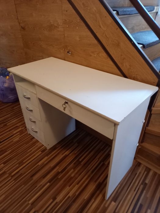 Vând birou alb 110×50