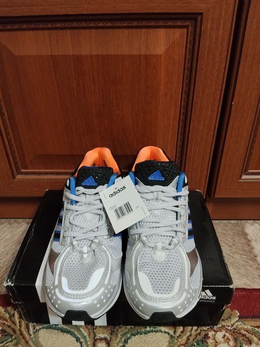 Продам новые кроссовки  Adidas