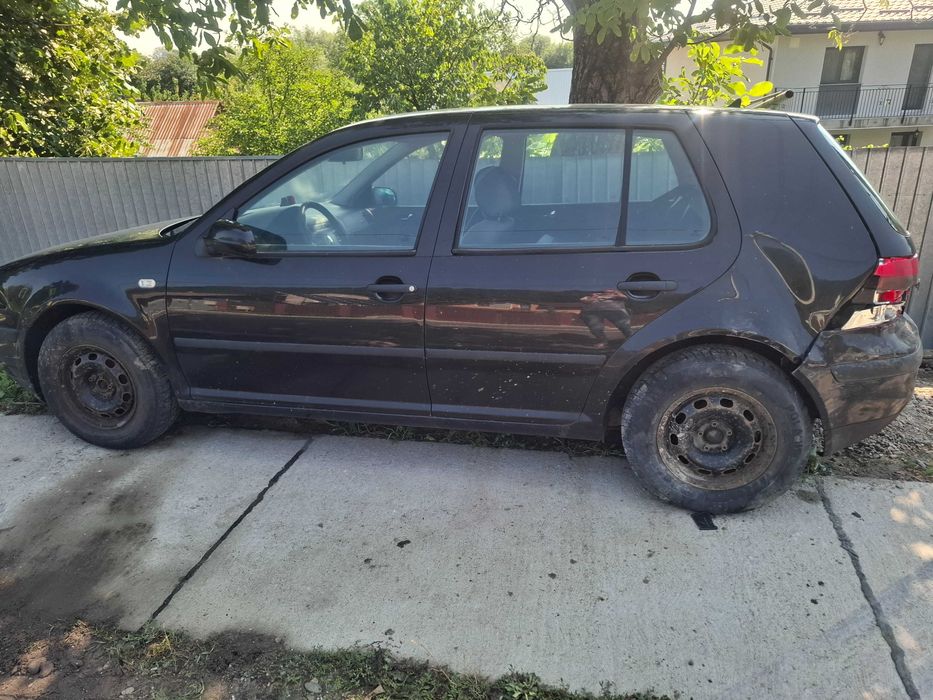 Golf 4 avariat pe partea din spate. Masina este buna. Poate fi reparata si se poate circula cu ea, nu este doar pentru piese auto.