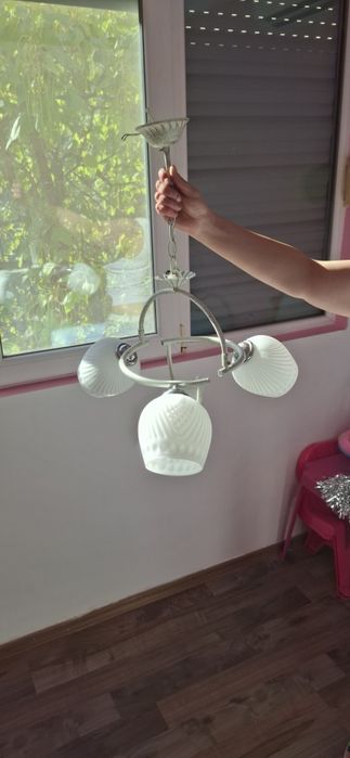 Осветително тяло с три лампи .