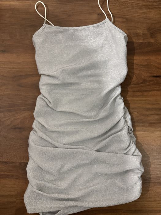 Сиво-бяла рокля с блестящи частици