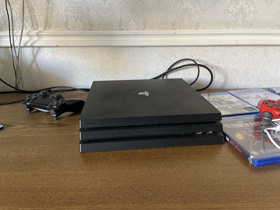 PS4 Pro 1 ТБ + 7 игр , в отличном Состоянии
