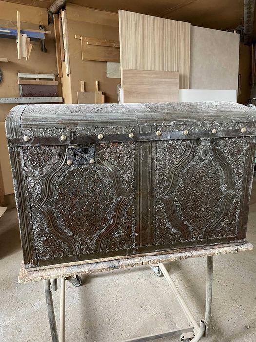 Старинен съндък декориран с ковано желязо